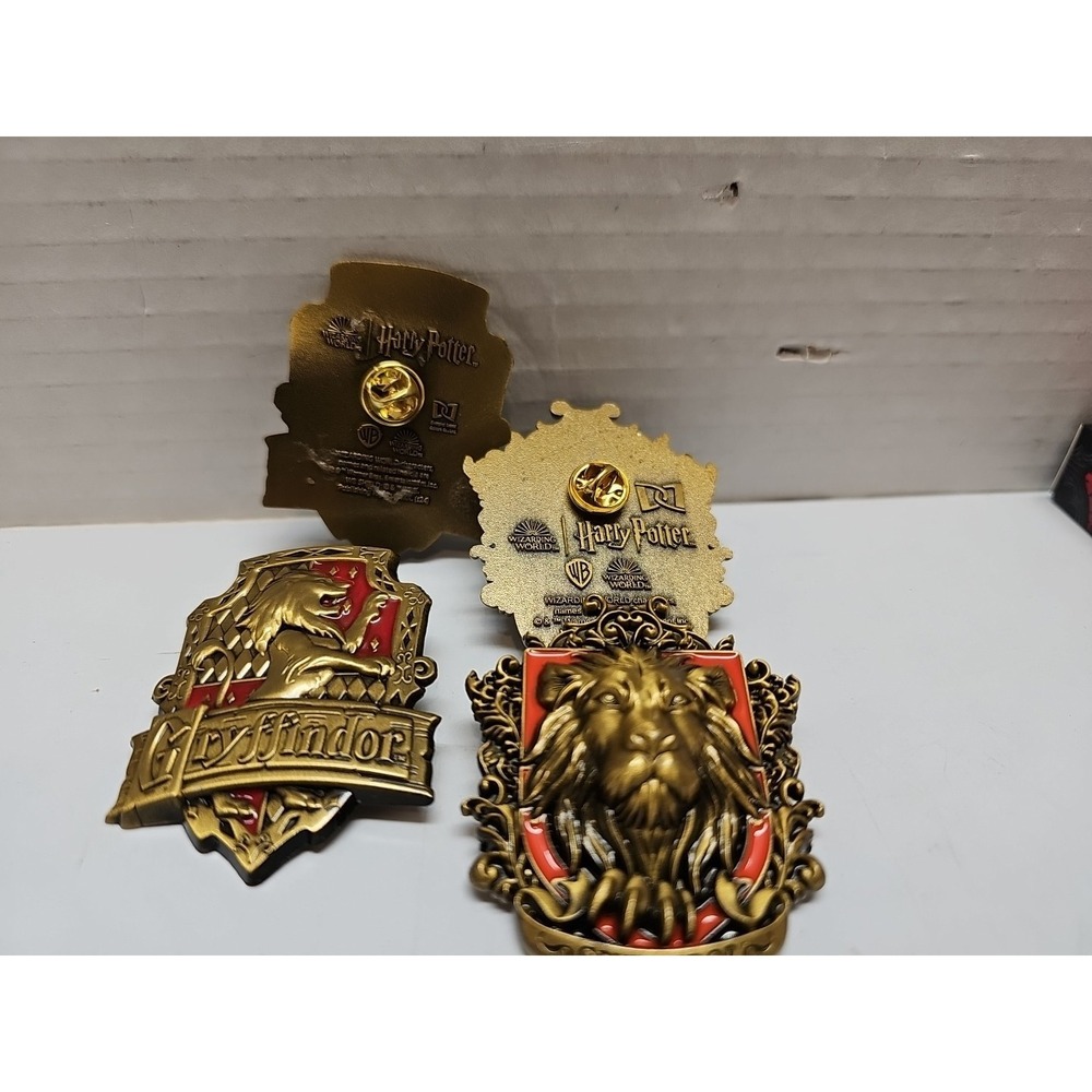 Harry Potter Gryffindor Crest Enamel Pins,‎ Keychains & Griffon Statue - Picture 4 of 6